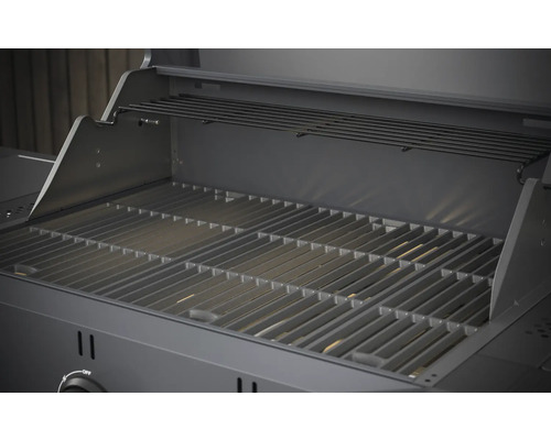 Otevřený plynový gril s grilovacím roštem a ohřívacím roštem.