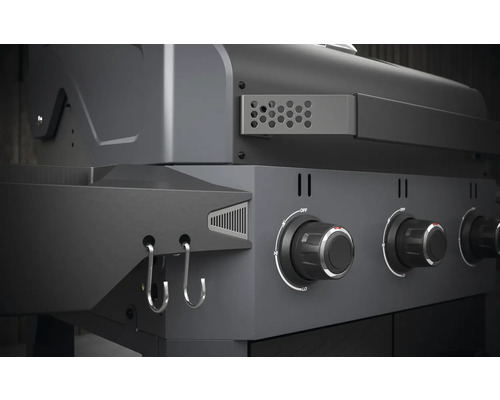 Detailní pohled na plynový gril s ovládacími knoflíky a háčky