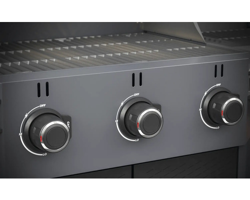 Detail plynového grilu se třemi otočnými knoflíky pro regulaci teploty