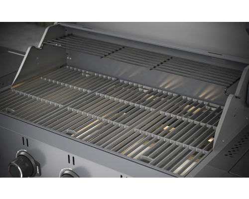 Vnitřní pohled na gril s grilovacím roštem a ohřívacím roštem