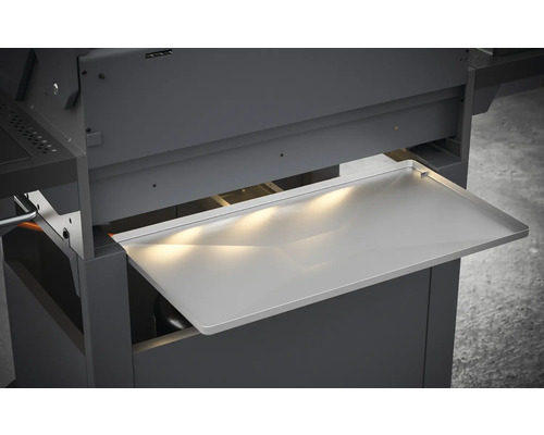 Výsuvný grilovací stolek na grilu