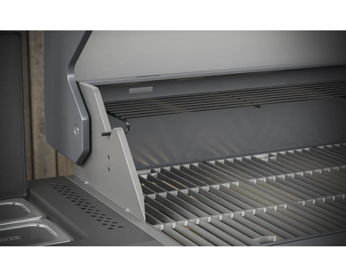 Vnitřní pohled na gril s grilovacím roštem