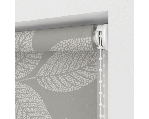 Roleta se vzorem listů a řetízkovým ovládáním