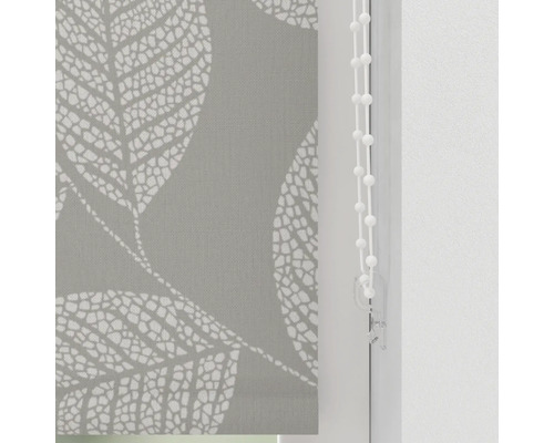 Roleta se vzorem listů a řetízkovým ovládáním