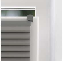 Detail šedé plisované žaluzie na okně