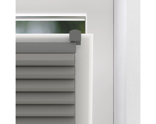 Detail šedé plisované žaluzie na okně