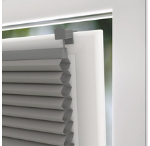 Detailní pohled na šedou plisovanou žaluzii na okně