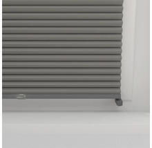 Šedá plisovaná žaluzie na okně