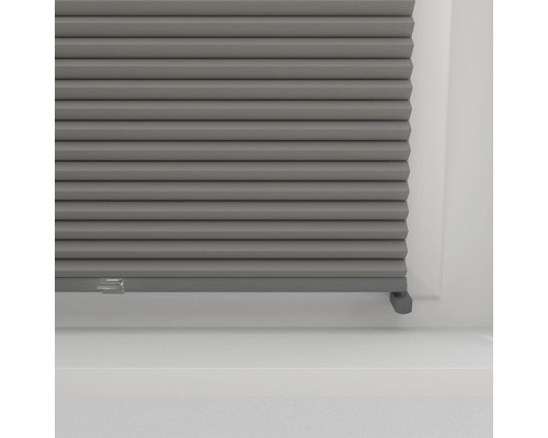 Šedá plisovaná žaluzie na okně