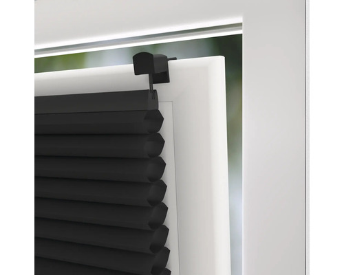 Černá plisovaná žaluzie na okně pro dekoraci a soukromí