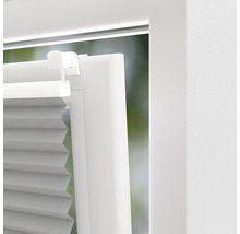 Detailní pohled na skládanou žaluzii na okně