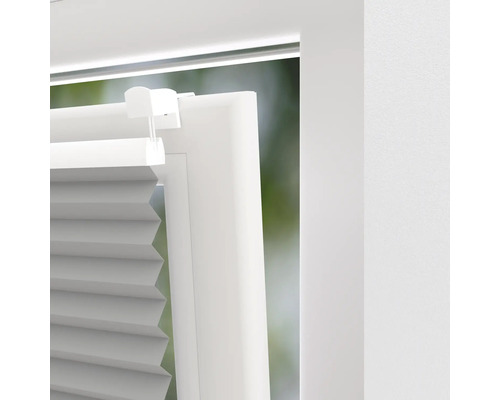 Detailní pohled na skládanou žaluzii na okně