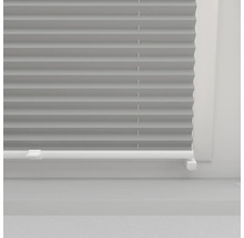 Šedá plisovaná žaluzie v okně