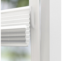 Detailní pohled na plisovanou žaluzii na okně