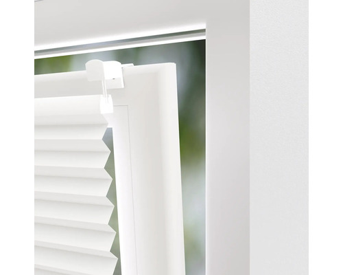 Detail bílé plisované žaluzie na okně