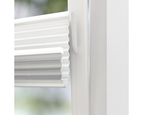 Detail bílé plisované žaluzie na okně