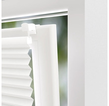 Detail bílé plisované žaluzie na okně