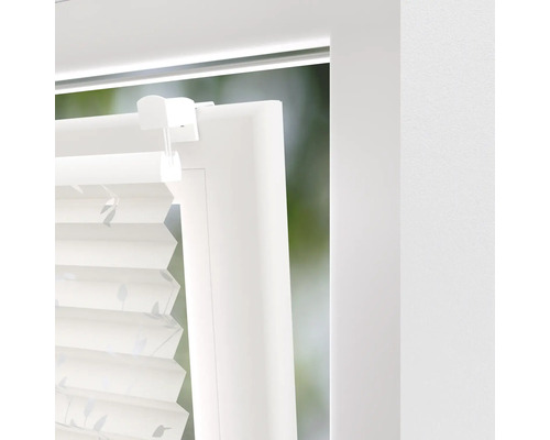 Detailní záběr plisované žaluzie na okně