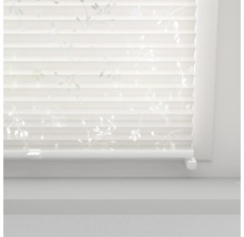 Plisovaná roleta s květinovým vzorem na okně