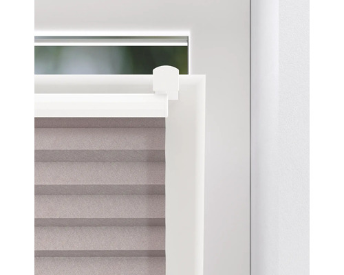 Detailní pohled na plisovanou žaluzii na okně