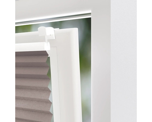 Detail záběru plisované žaluzie na okně