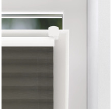 Detailní záběr šedé plisované žaluzie na okně