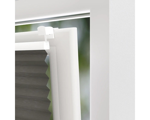 Detail okenní dekorace s plisovanou žaluzií