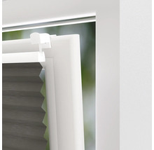 Detail šedé skládané žaluzie v bílém okenním rámu