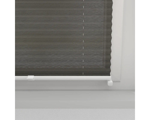 Šedá roleta duo v okně