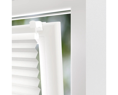 Detail bílé plisované žaluzie v okně