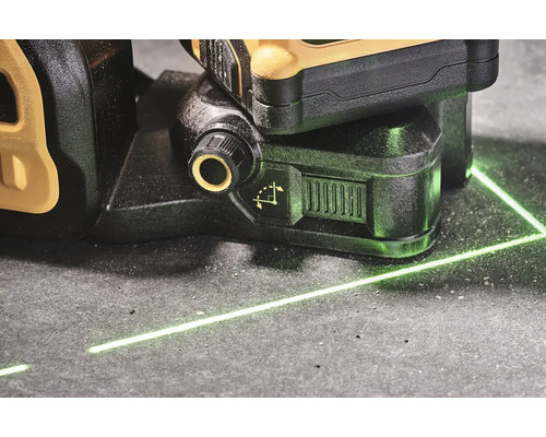 Křížový čárový laser promítá zelené laserové čáry na povrch