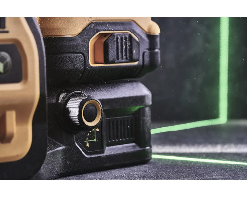 Detailní pohled na laserovou vodováhu se zelenými laserovými liniemi