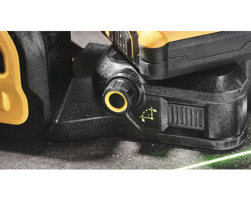 Detailní záběr nivelačního přístroje s otočným knoflíkem a symbolem nivelace