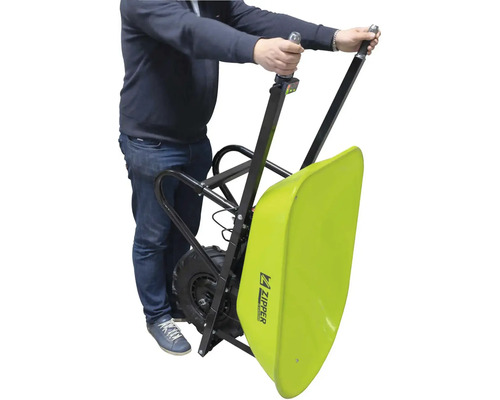 Osoba obsluhuje elektrický kolečko značky Zipper.