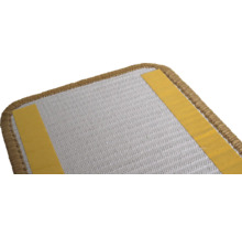 Detailní pohled na koberec s lepicími proužky na zadní straně