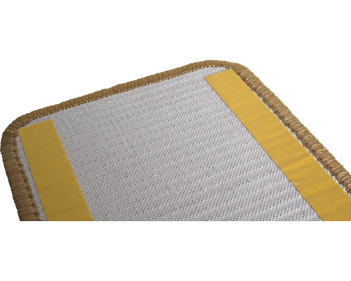 Detailní pohled na koberec s lepicími proužky na zadní straně