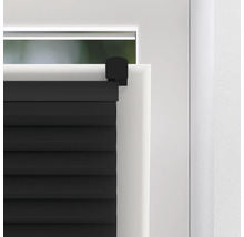 Detail černých žaluzií na okně