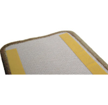 Koberec s lepicími proužky na zadní straně