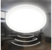 LED stropní svítidlo s pohybovým senzorem v obývacím pokoji.