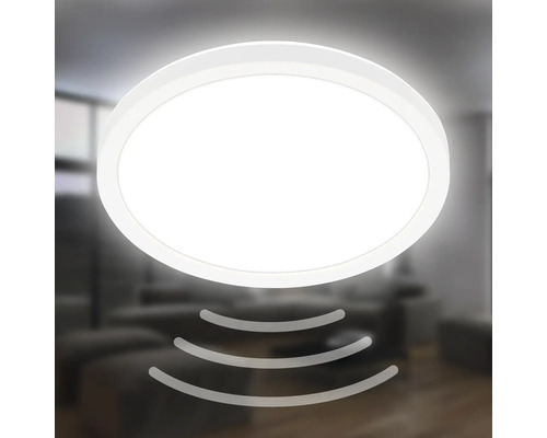 LED stropní svítidlo s pohybovým senzorem v obývacím pokoji.