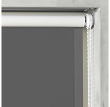 Šedá boční roleta v okenním rámu