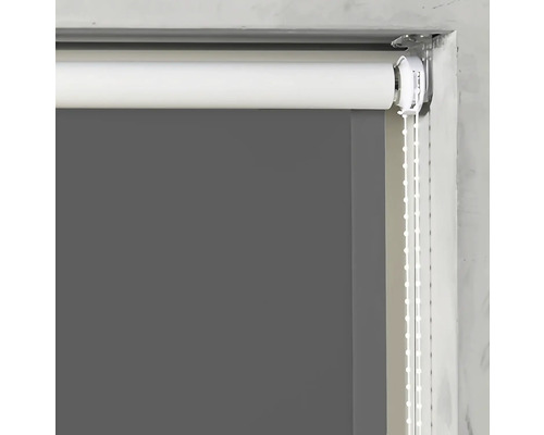 Šedá boční roleta v okenním rámu