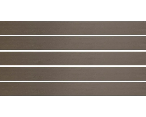 Několik dřevěných terasových desek