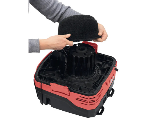 Vložení filtru do mokrého a suchého vysavače.