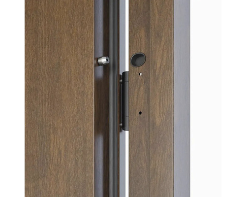 Detailní pohled na otevřené dveře s dveřním kukátkem a kováním.