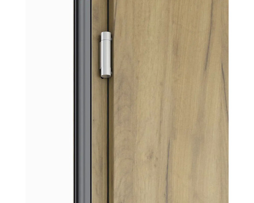 Detail dřevěných dveří se stříbrným závěsem