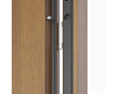 Detail otevřených dřevěných dveří se stříbrným závěsem dveří