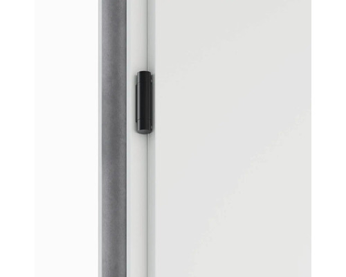 Černý magnetický spínač na okně pro zabezpečení proti vloupání