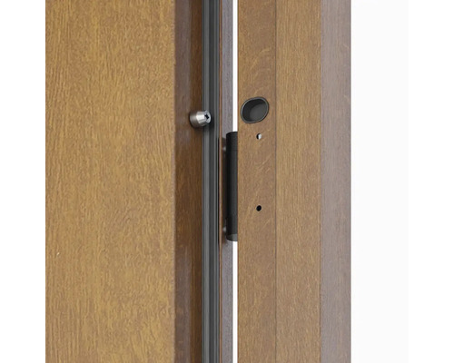 Detailní pohled na dřevěné vchodové dveře s bezpečnostním kováním