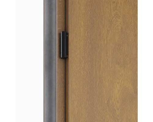 Detailní pohled na dřevěné dveře s magnetickým dveřním kontaktem pro alarm